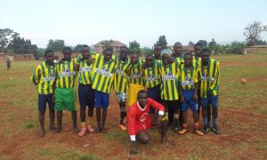 Team met geschonken shirts